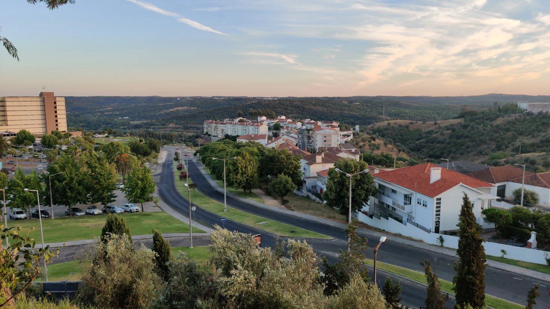 Vista sobre a Avenida Doutor Santana Maia, Abrantes (Portugal). Captada a partir da Esplanada 1.º Maio (lado sul/Tribunal).
Fotografia tirada em 17 de julho de 2026 pelas 20:34:09.