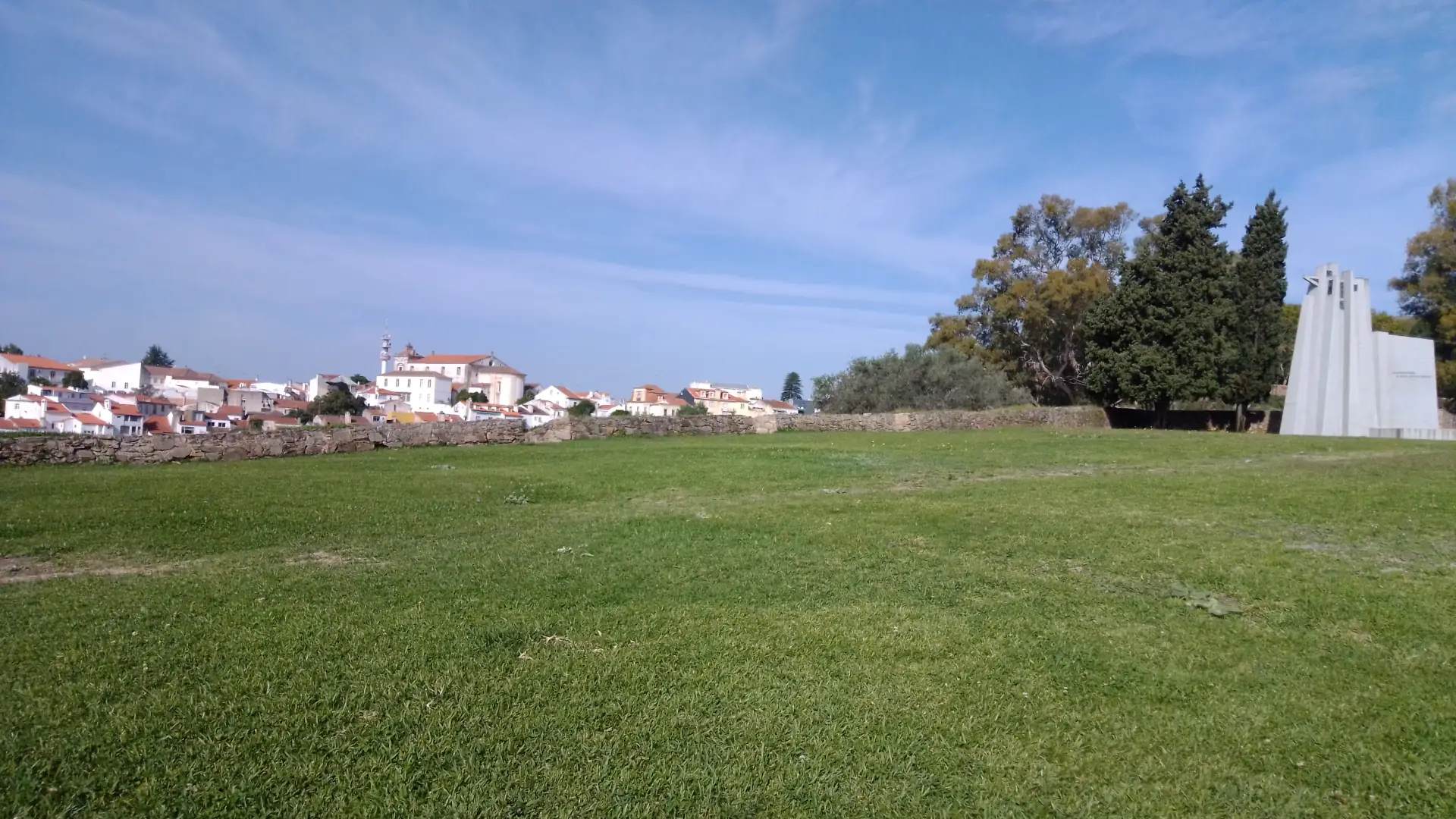 Relvado do Outeiro São Pedro, Abrantes (Portugal). Monumento de homenagem a D. Nuno Álvares Pereira, cedros, eucaliptos, oliveiras e vista 
sobre parte do Centro Histórico de Abrantes, Igreja de S. João e torre de telecomunicações. Nota: Local, reza a história, de onde partiram as tropas 
de D. Nuno para a Batalha de Aljubarrota. Fotografia tirada em 9 de outubro de 2022 pelas 10:48:58.